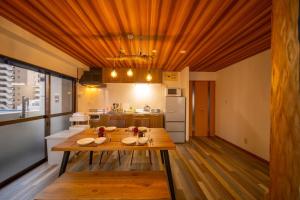 eine Küche mit einem Holztisch in einem Zimmer in der Unterkunft Heritage 21 - Vacation STAY 14227 in Beppu