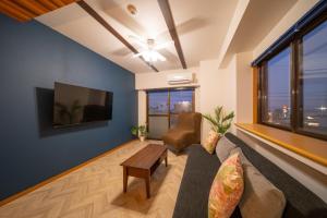ein Wohnzimmer mit Sofa und Fernseher in der Unterkunft Heritage 21 - Vacation STAY 14227 in Beppu