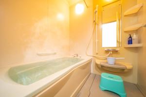 ein Badezimmer mit Badewanne und Toilette in der Unterkunft Heritage 21 - Vacation STAY 14227 in Beppu + 27 Fotos