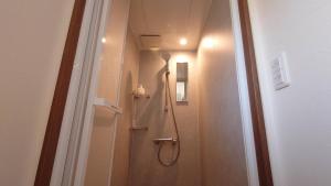 ein Bad mit Dusche in einem Zimmer in der Unterkunft Kominka BASE Ryuo - Vacation STAY 87634v in Usa + 13 Fotos