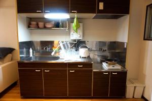 名古屋市にある51st Prosper Building - Vacation STAY 14245のキッチン(ブラウンキャビネット、シンク付)