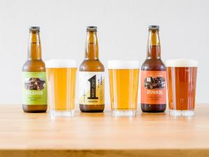 北杜市にあるRakuten STAY VILLA 八ヶ岳  107　シンプルモダン 5名様までの三眼鏡付きテーブルに座ったビール4本