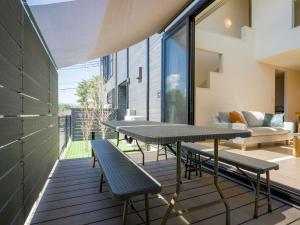 北杜市にあるRakuten STAY VILLA 八ヶ岳  107　シンプルモダン 5名様までのバルコニー(テーブル、椅子、ソファ付)