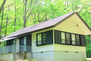 Το κτήριο όπου στεγάζεται  το κάμπινγκ