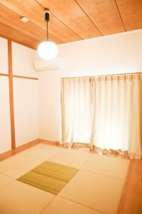 尾道市にあるSetouchi Hitotsuru Hitotoki - Vacation STAY 88382vのカーテンと敷物が敷かれた空間