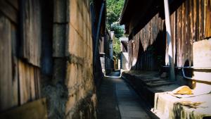 尾道市にあるSetouchi Hitotsuru Hitotoki - Vacation STAY 88382vの古い建物の二棟の間の路地 +2枚の写真