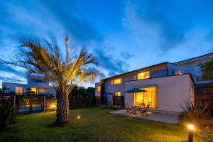 ein Haus mit einer Palme im Hof in der Unterkunft Ichinomiya Green Park & Residence - Vacation STAY 05131v in Ichinomiya