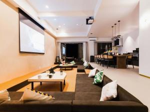 a living room with a couch and a table at Cy MOTOBU - Vacation STAY 98153v in Ufugumui