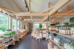 ein Geschäft mit vielen Regalen und Fenstern in der Unterkunft Lions Mansion Sapporo Jozankei Sanbankan Room 201 - Vacation STAY 14335 in Jozankei