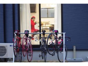 due biciclette parcheggiate su un portabiciclette davanti a una finestra di Sunset Village - Vacation STAY 15314v a Onomichi Altre 13 foto