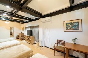 SekishoatoにあるSHUNNO Ashinoko, SHUNNO ASINOKO - Vacation STAY 00097vのベッドルーム1室(ベッド2台、デスク、テーブル付)