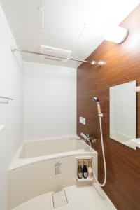 SekishoatoにあるSHUNNO Ashinoko, SHUNNO ASINOKO - Vacation STAY 00097vのバスルーム(シャワー、ボトル入りトイレ付) +31枚の写真