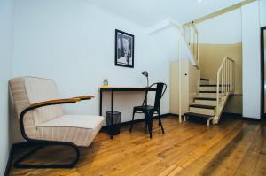 a living room with a table and a chair and a desk at La Joya Hostel in Valparaíso