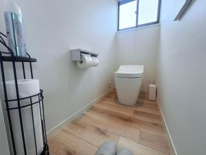a small bathroom with a toilet and a window at Kajitsuno mieru yado - Vacation STAY 06979v in Koshu +19 photos