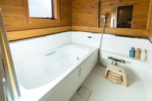 ein Badezimmer mit Badewanne und Waschbecken in der Unterkunft HERMANN Teddy Collectors' House - Vacation STAY 06872v in Kutsukake + 35 Fotos