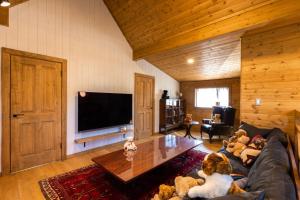 ein Wohnzimmer mit Teddybären auf einer Couch in der Unterkunft HERMANN Teddy Collectors' House - Vacation STAY 06872v in Kutsukake