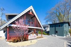 ein Gebäude mit einem Schild davor in der Unterkunft HERMANN Teddy Collectors' House - Vacation STAY 06872v in Kutsukake
