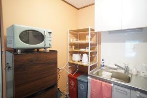 下田市にあるIzu Shirahama Taiyo Mansion - Vacation STAY 04444vのシンクと電子レンジのある小さなキッチン +93枚の写真