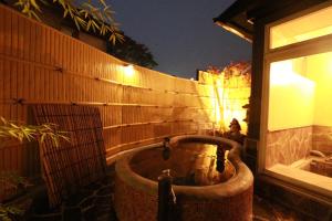 una vasca da bagno sul lato di un edificio di Beppu City - House - Vacation STAY 16279v a Beppu