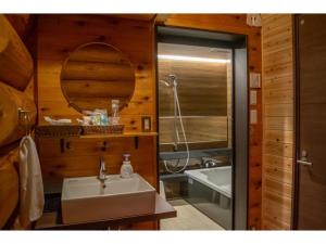ein Badezimmer mit Waschbecken, Dusche und Badewanne in der Unterkunft Inaka no Kakurega Cottage Hideaway - Vacation STAY 19620v in Inakadate + 34 Fotos
