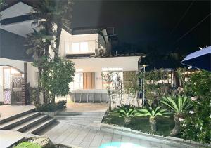 ein weißes Haus mit einem Innenhof mit Palmen in der Unterkunft holiday house shirahama - Vacation STAY 19040v in Kanayama