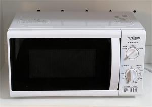 einem weißen Mikrowellenherd auf einer Theke in der Unterkunft holiday house shirahama - Vacation STAY 19040v in Kanayama