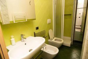 a bathroom with a white sink and a toilet at Appartamento incantevole a Pisa in Pisa