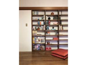 a book shelf filled with books in a room at Masaya Villa - Vacation STAY 23210v in Ito