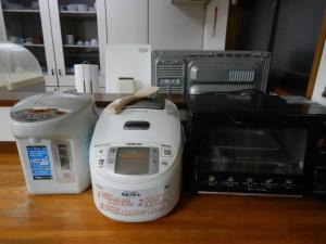 a kitchen counter with a microwave and a toaster at private villa Gifutakayama - Vacation STAY 26633v in Takayama