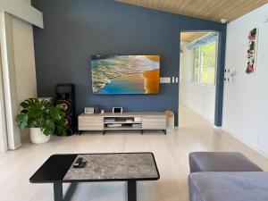 Televisyen dan/atau pusat hiburan di LeaLea Resort Villa Kamoike - Vacation STAY 16761 +16 gambar