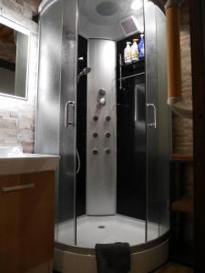 a shower with a glass door in a bathroom at ＳＴＡＹ ＶＩＬＬＡ ＴＯＢＥＴＳＵ - Vacation STAY 14496 in Tōbetsu