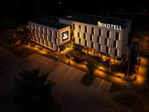 塔林Hessnery Hotel的晚上酒店享有空中景色