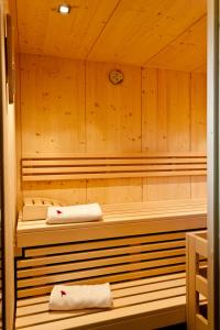 una sauna con paredes de madera y dos toallas en Dorfhaus Chalets, en Oberstaufen 84 fotos más