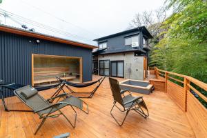 eine Terrasse mit Stühlen und einer Hängematte auf einem Haus in der Unterkunft simanoyadoya - Vacation STAY 85202v in Awaji