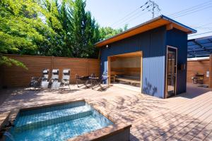 ein Hinterhof mit einem Swimmingpool und einem Haus in der Unterkunft simanoyadoya - Vacation STAY 85202v in Awaji + 21 Fotos