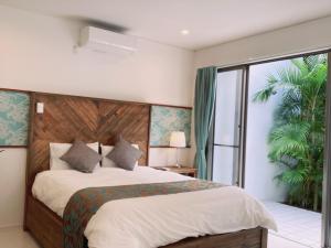a bedroom with a large bed and a large window at kukulu island - Vacation STAY 37864v in Kouri