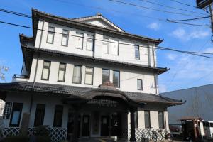 伊東市にあるSmart Stay Ito Room 201 - Vacation STAY 38637vの白い高い建物(1階)