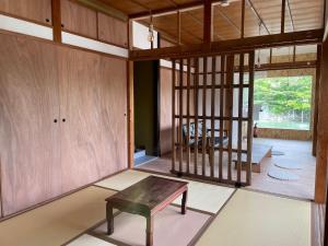 桑名市にあるMugi no Oyado "Mizube" - Vacation STAY 45537vのベンチとテーブルが備わる部屋 +3枚の写真