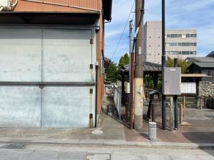 桑名市にあるMugi no Oyado "Mizube" - Vacation STAY 45537vの建物側の開放式ガレージドア