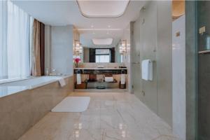 korytarz z dużą łazienką z białym dywanem w obiekcie Chengdu Charming Yard Nature Nook Hotel w mieście Chengdu