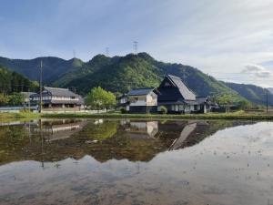 a group of houses next to a body of water at Unnoso - Vacation STAY 48299v in Kami-hiraya