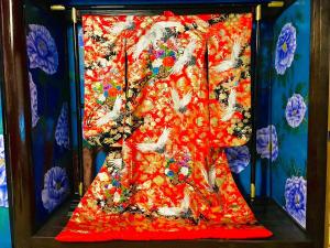 唐津市にあるKominka Dining Bar Yumeyashiki- Vacation STAY 50909vの赤いドレス +2枚の写真