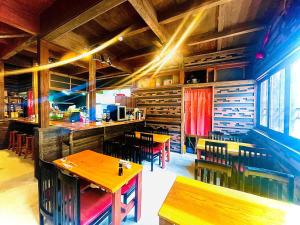 唐津市にあるKominka Dining Bar Yumeyashiki- Vacation STAY 50909vのテーブルと椅子とバーのあるレストラン