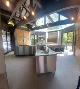 Una gran cocina con electrodomésticos de acero inoxidable en un edificio. en Wood Roof Okuchichibu Auto Campsite - Vacation STAY 78617v, en Azabu