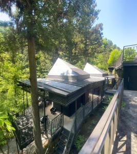 una vista aérea de una casa con un árbol en Wood Roof Okuchichibu Auto Campsite - Vacation STAY 78617v, en Azabu