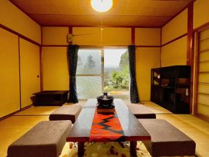 a room with a table and benches and a window at wild life morikaze - Vacation STAY 42042v in Hiki