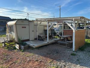 Budova, kde se kemp nachází