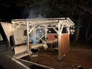 Gril dostupný pro hosty v kempu