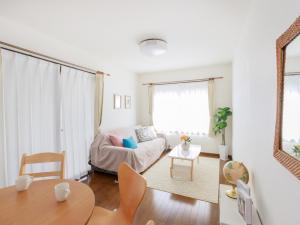 un salon avec un canapé et une table dans l'établissement Lana Enoshima - Vacation STAY 56484v, à Fujisawa