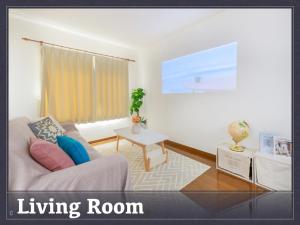 un salon avec un canapé et une table dans l'établissement Lana Enoshima - Vacation STAY 56484v, à Fujisawa